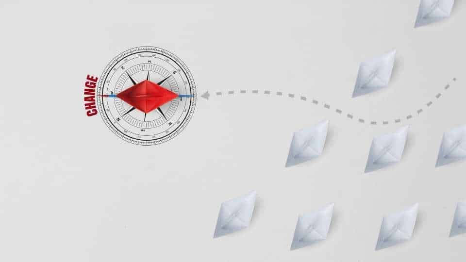 Kompass mit Papierbooten, die auf gestrichelter Linie navigieren