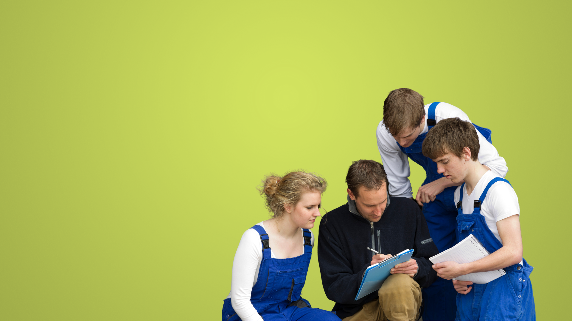 mehrere Leute schauen auf ein Blatt