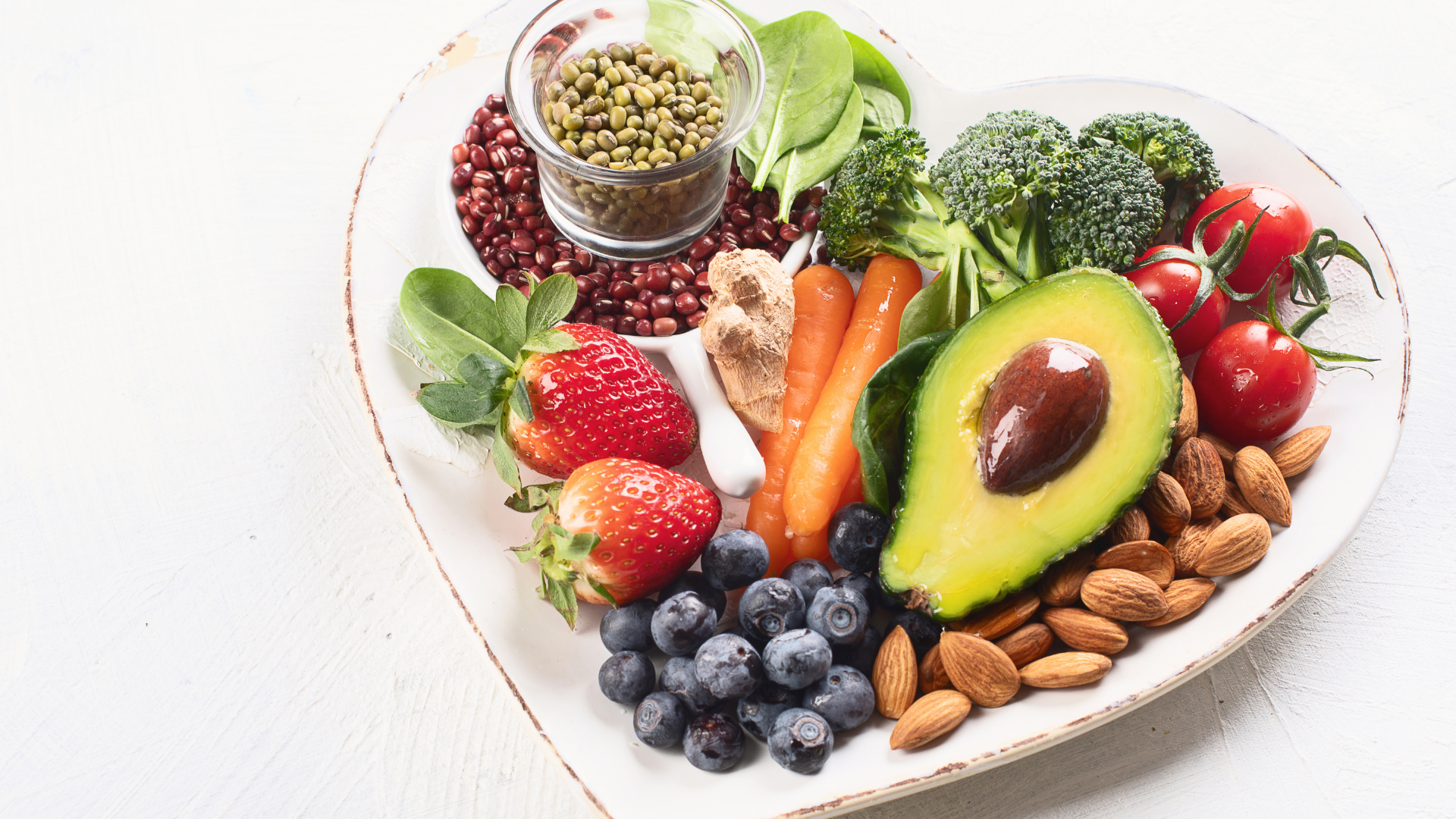 Gemüse und Obst in einer Schale