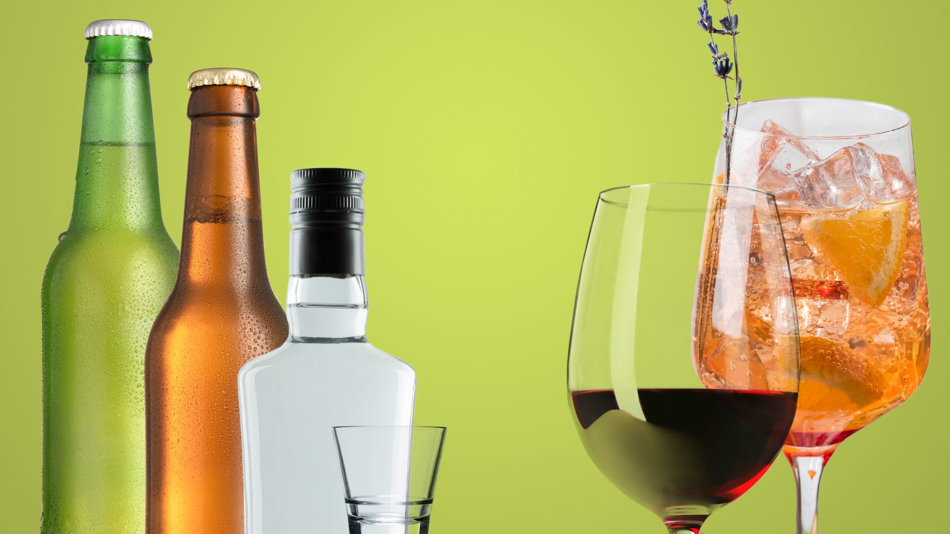 Symbolbild für übermäßigem Alkoholkonsum: 2 Bierflaschen, eine Wodkaflasche mit Shotglas, dem gegenüber ein Glas Rotwein und ein Aperol Spritz