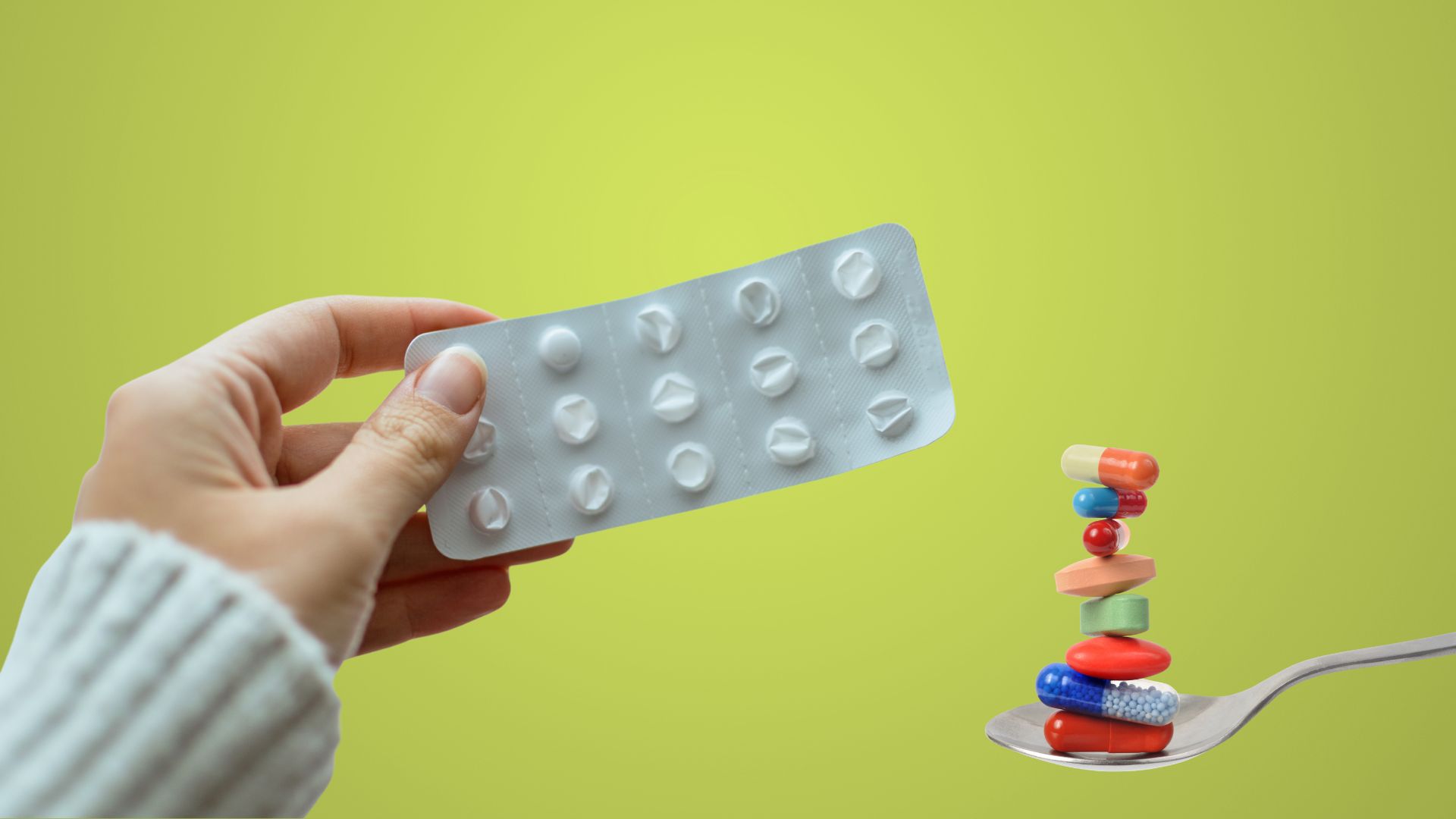 Frau, die fast leere Medikamten-Blisterpackung hochhält und ein Teelöffel, der Pillen übereinander stapelt