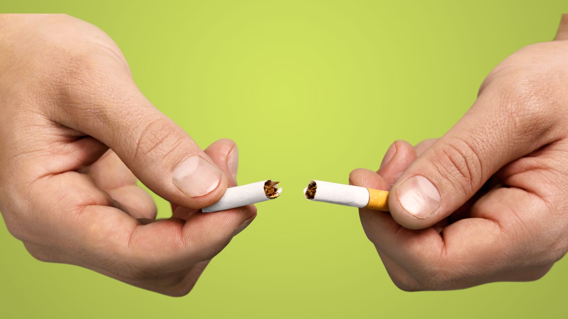 Zwei Hände, die eine Zigarette zerbrechen; symbolhaft für Nichtrauchen