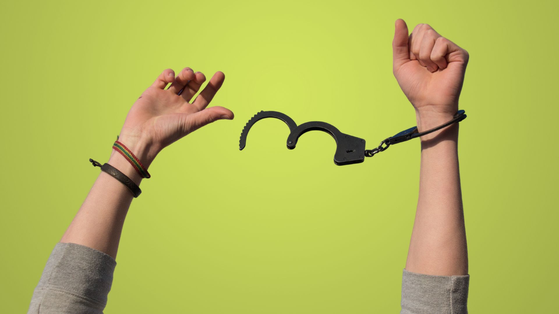 Befreite Person von Handschellen - Symbolbild für suchtfreies Verhalten