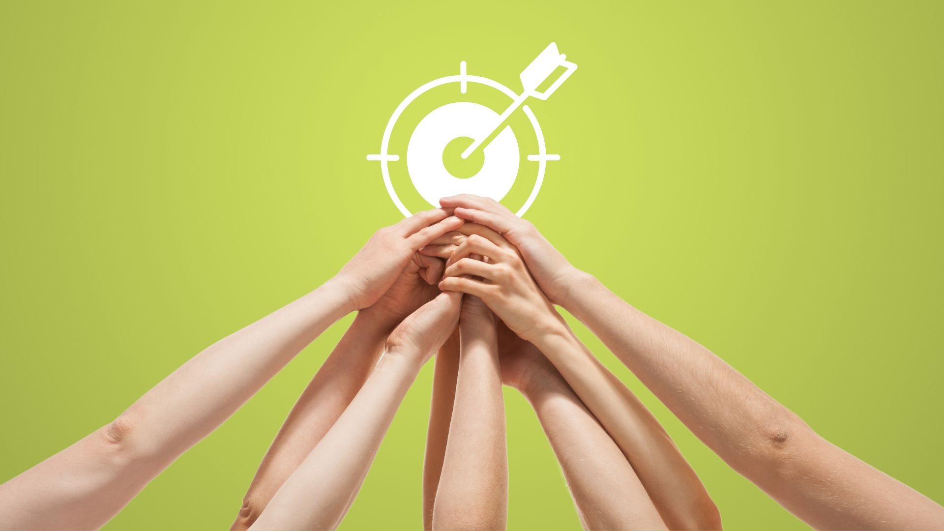 hochgestreckte Arme, die eine Teamgeste per Handschlag bilden