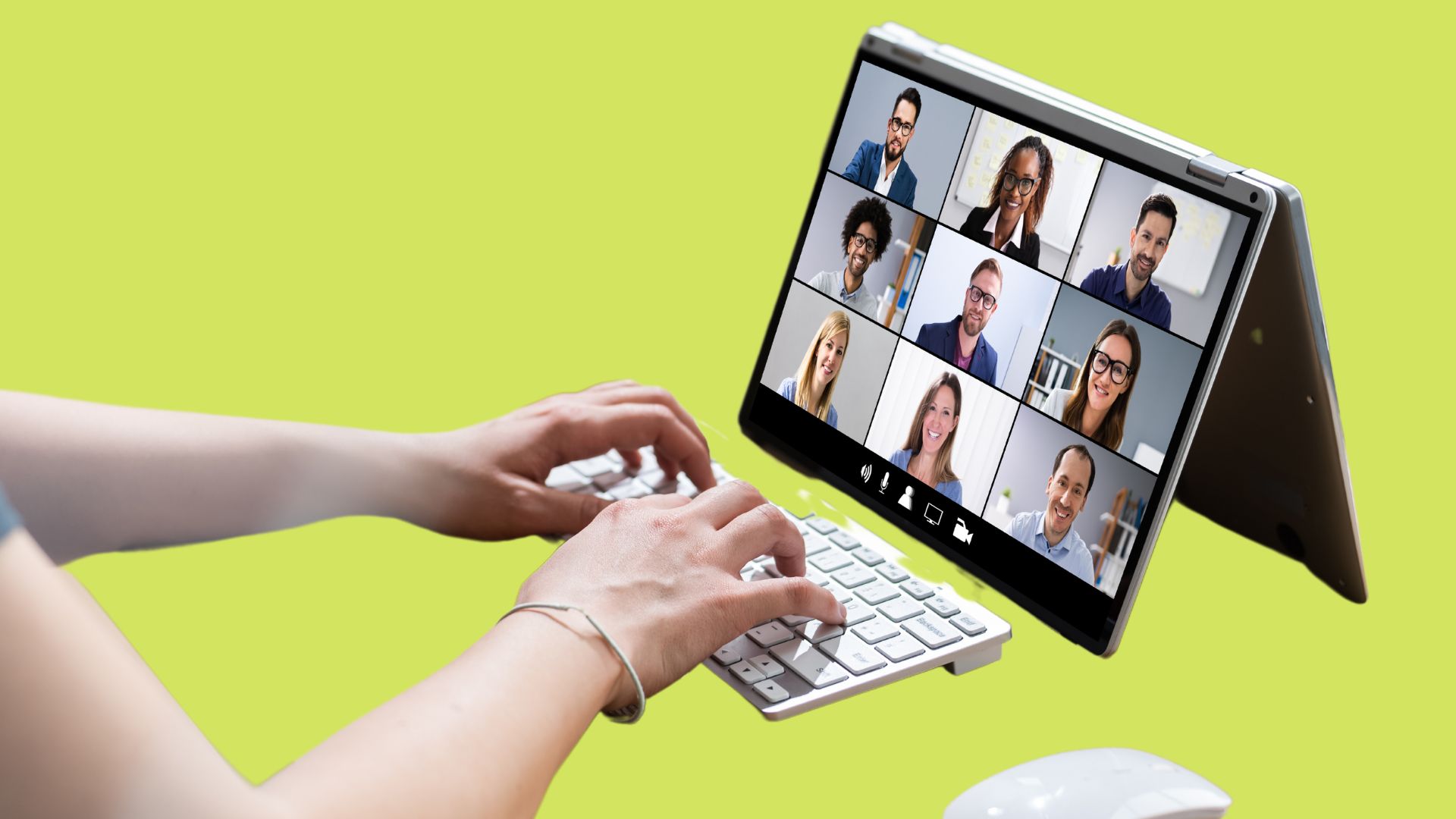 Person, die Teamkolleg:innen bei einer Webkonferenz auf Laptop betrachtet